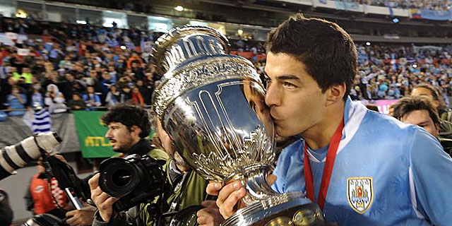Luis Surez besa el trofeo de campen de Amrica. | AFP