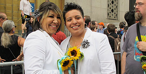 Ruth Molina y Nirvana Gonzlez (d) celebran su boda civil. | Carlos Fresneda