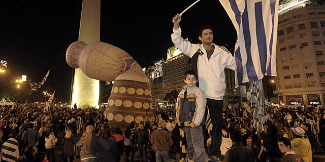 Uruguayos festajan la victoria frente al Obelisco de Buenos Aires. | Efe