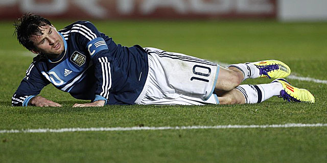 El jugador argentino Lionel Messi acabó 'por los suelos' en el Argentina-Uruguay. | AP
