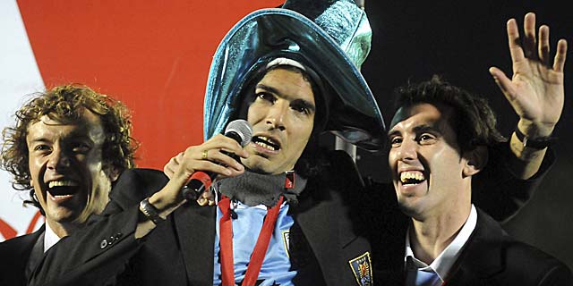 Los uruguayos Lugano (i), Abreu (c) y Godín, durante las celebraciones en el estadio Centenario de Montevideo. | Efe