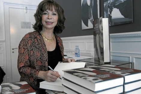 Isabel Allende firmando ejemplares de 'El cuaderno de Maya'.