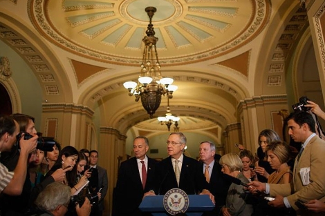 El lder demcrata Harry Reid se dirige a la prensa despus del voto del Senado. | AFP