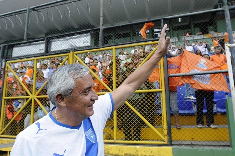 Otto Pérez Molina durante un partido de fútbol con otros candidatos en Guatemala. | Efe