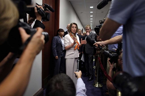 La lder de la minora demcrata, Nancy Pelosi, habla con la prensa. | AFP