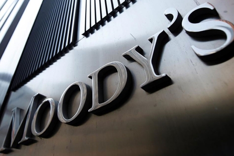 Logo de la agencia Moody's en uno de sus edificios. | Reuters