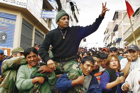 Antauro Humala es llevado a hombros durante el levantamiento de 2005. | Reuters