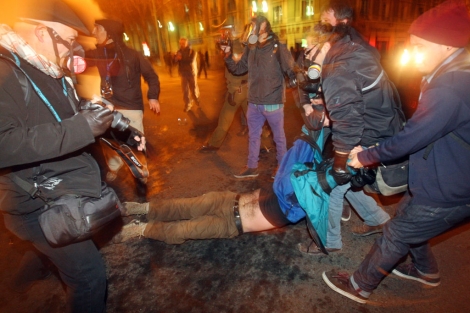 Manifestantes ayudan o un hombre herido. I Efe