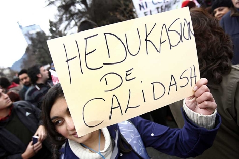 Una joven participa en una de las marchas por la educacin gratuita en Chile. | Efe