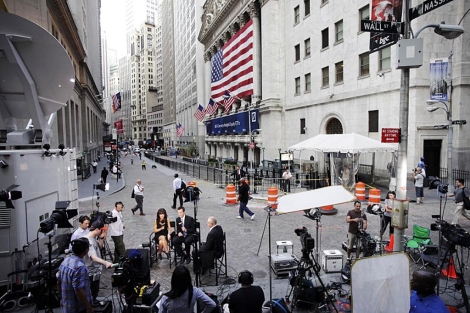 Medios de comunciacion en la entrada de Wall Street este 9 de agosto. | AP