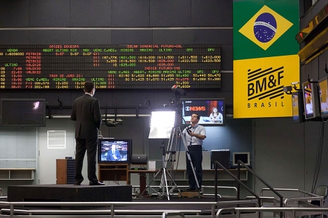 Un periodista informa de la Bolsa de Valores de So Paulo. | AFP