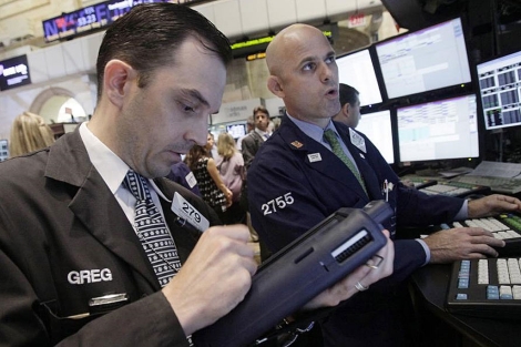 Dos corredores de bolsa en Wall Street. | AP