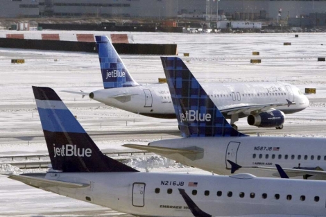 Imagen de aviones de la aerolínea Jet Blue en el aeropuerto JFK de Nueva York. | Reuters
