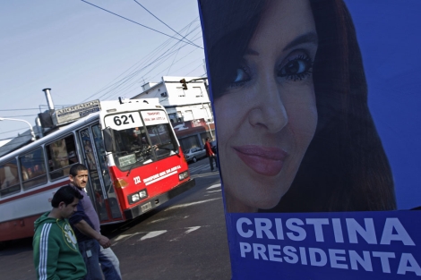 Un cartel anuncia la candidatura de Cristina Fernndez. I Efe
