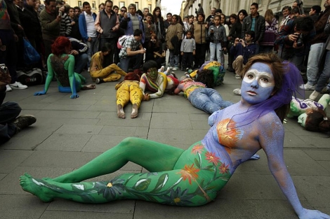 Un grupo de estudiantes con pintura corporal protesta en la calle. | Efe