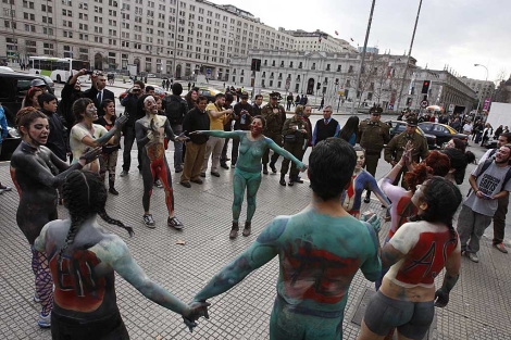 Estudiantes chilenos protestan frente al Palacio de La Moneda. | Reuters