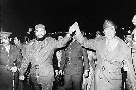 Fidel Castro es recibido por Muamar Gadafi a su llegada a Libia en 1977.