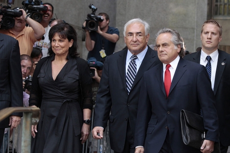 DSK sale del Tribunal Supremo de Manhattan con su mujer y uno de sus abogados. | AFP