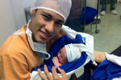 Neymar con su beb en brazos.