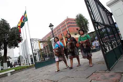Mujeres de la etnia Shipiba ingresan a una de las plazas del Congreso peruano. | Efe