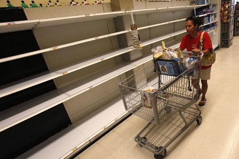 Una estanteria vacía de agua en un supermercado de Long Island, NY. | Reuters