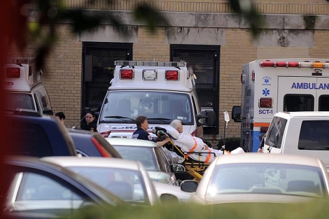 Evacuación de enfermos en un hospital de Coney Island en Nueva York. | Efe