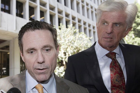 Los abogados de Conrad Murray, Ed Chernoff (i) y Mike Flanagan, hablan con la prensa. | AP