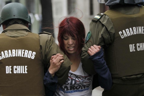 Una joven es detenida durante las manifestaciones del jueves. | Efe