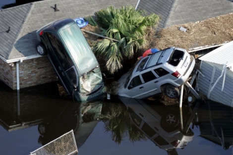 Dos coches empotrados en un tejado de Nueva Orleans tras ser arrastrados por el 'Katrina'. | AP
