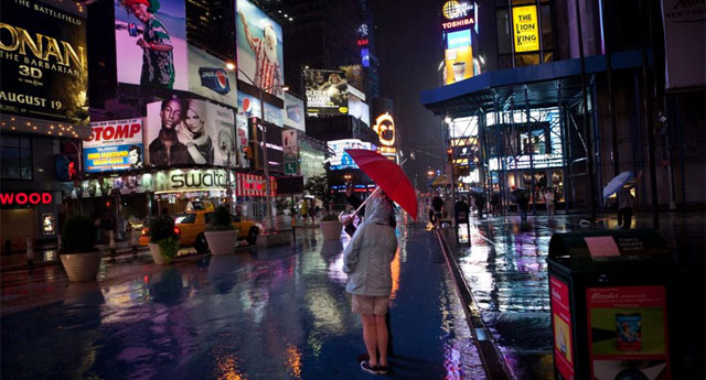 Dos turistas en la desierta plaza de Times Square. | AP