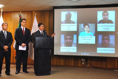 El gobernador de Nuevo Len, Rodrigo Medina (d), muestra las fotos de los detenidos. | Efe