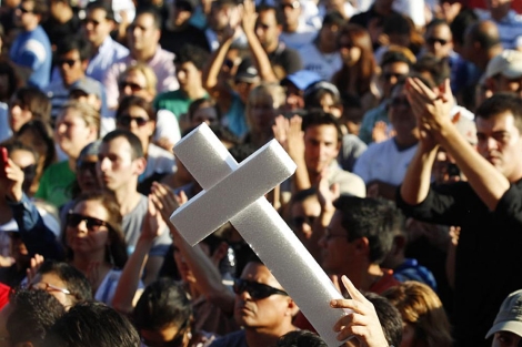 Un hombre sujeta una cruz blanca en la manifestacin de este domingo en Monterrey. | Reuters