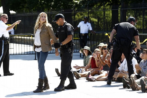 La actriz Daryl Hannah es detenida en frente a la Casa Blanca. | Reuters