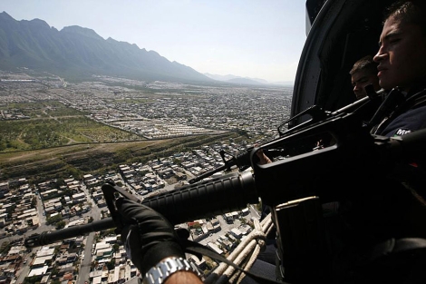 Militares vigilan con armas la ciudad de Mxico desde un helicptero. | Reuters