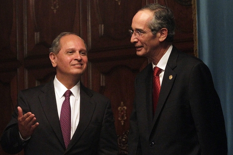 El nuevo embajador de EEUU en Guatemala, Arnold Chacn (i), y el presidente lvaro Colom. | Efe