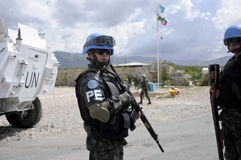 Soldados de los cascos azules de la ONU custodian una calle de Puerto Prncipe. | Reuters