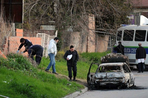 Varios agentes en el lugar donde fue hallado el cuerpo de la niña. | AFP