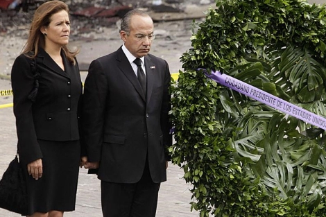 Caldern y su esposa Margarita Zavala en una cerimonia tras el ataque de Monterrey. | Ap