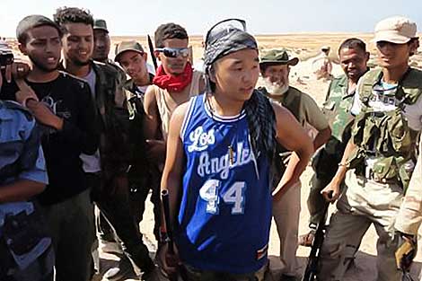 El joven estadounidense Chris Jeon habla con los rebeldes libios.
