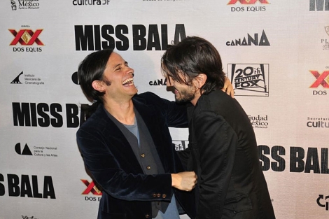Los actores Gael Garca Bernal (i) y Diego Luna (d) posan al llegar al estreno de 'Miss Bala'. | Efe