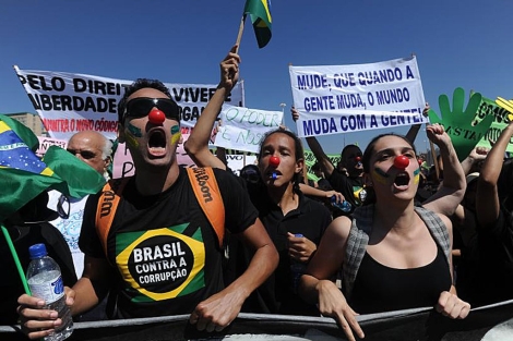 Brasileos protestan durante el desfile del Da de la Independencia. | Efe