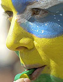 Brasileos pintan la cara. | Efe