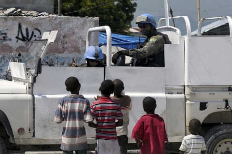 Soldados de la ONU, rodeados de nios, durante un patrullaje en Cite Soliel, Hait. | Reuters