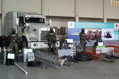 Militares mexicanos muestran el equipo de telecomunicaciones incautado a los Zetas. | Efe