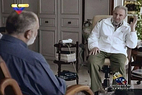 Fidel Castro conversa con el periodista venezolano Mario Silva. | Reuters
