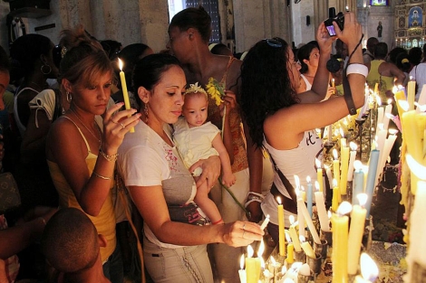 Varias personas participan de la procesin de la Virgen de la Caridad en Cuba. | Efe