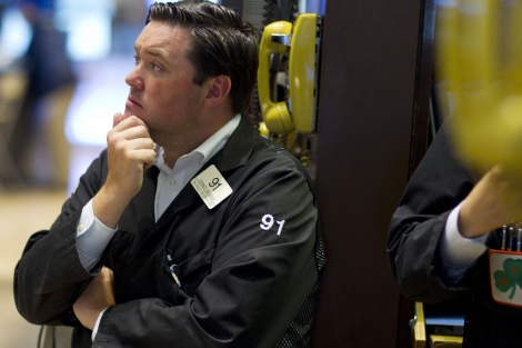 Un broker mira esceptico los resultados en Wall Street. I AP