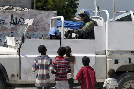 Una patrulla de la ONU es rodeada por nios haitianos en una calle de Cite Soliel. | Reuters
