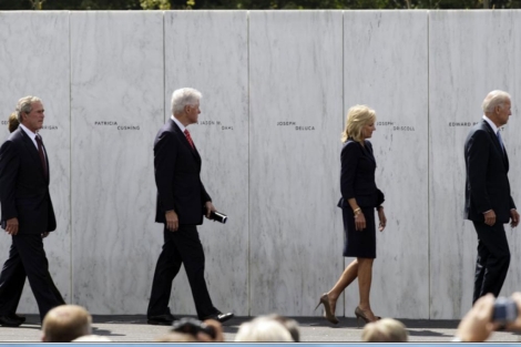 George W. Bush, Clinton y Biden pasan junto a los nombres de los pasajeros fallecidos. | AP