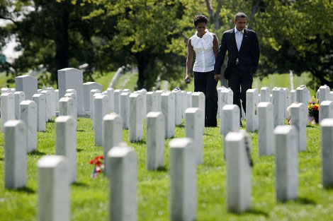El presidente Obama y su esposa, hoy, en el cementerio de Arlington. | Reuters